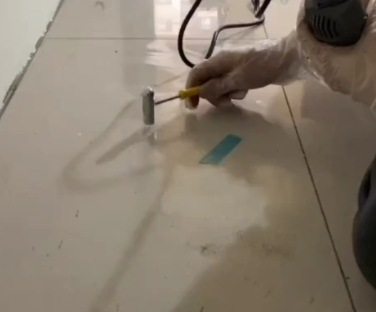 桂东瓷砖开裂维修公司专业分享瓷砖在铺贴前如果没有沥干水分，将会导致以下问题